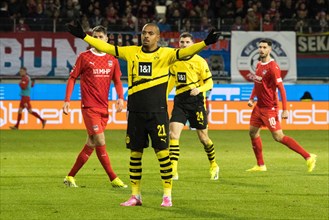 Football match, Donyell MALEN Borussia Dortmund does not understand the referee's decision,