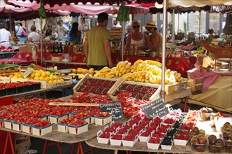 Market in Aix-en-Provence, Bouches-du-Rhone, Provence, France, Europe