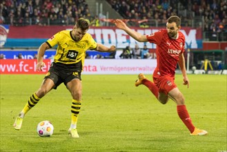 Football match, Niclas FUeLLKRUG Borussia Dortmund on the ball and in a duel with Benedikt GIMBER 1