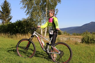 Mountain bike tour through the Bavarian Forest with the DAV Summit Club: Mountain bikers enjoy the