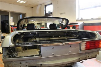 Restoration of a Mercedes 380 SL in a car paint shop