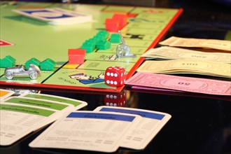 Symbolic image: Close-up of a Monopoly game (German)