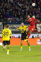 Football match, Niklas SUeLE Borussia Dortmund loses the header duel with Tim KLEINDIENST 1.FC