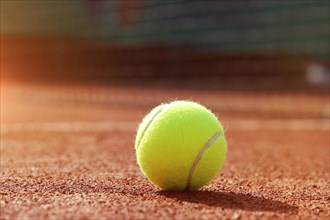 Symbolic image: Tennis court with ball and net, close-up