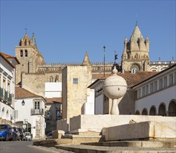 Fountain in the Largo das Portas de Moura with a view to the cathedral and surrounding historic