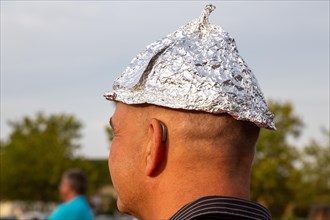 Self-deprecating aluminium hat wearer at a Monday demonstration against the corona measures in Bad
