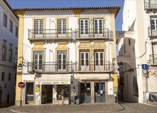 Historic buildings and shops in famous city centre square, Giraldo Square, Praca do Giraldo, Evora,