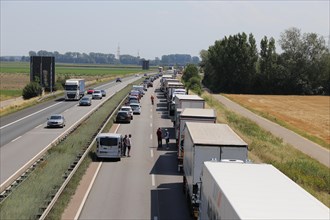 Traffic jam with exemplary rescue lane (A 61 motorway near Schifferstadt, Rhineland-Palatinate)