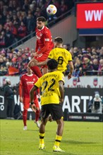 Football match, Tim KLEINDIENST 1.FC Heidenheim heads the ball to the side, Salih OeZCAN 6 Borussia
