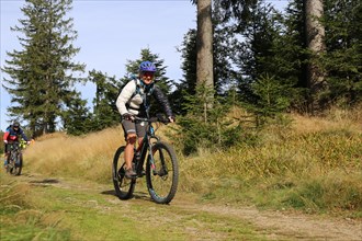 Mountain bike tour through the Bavarian Forest with the DAV Summit Club: Mountain bikers in the