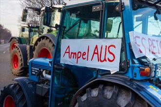 Farmers' protests in the southern Palatinate near Landau: near Hochstadt, farmers blocked a lane of