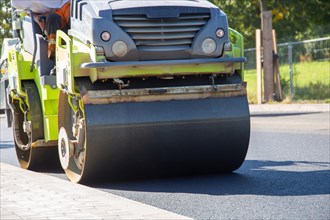 Roadworks in Neunkirchen/Saar: Tandem roller in action. A tandem roller is often used as the last