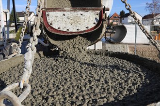 Fahrmixer (LKW) liefert Frischbeton zur Baustelle (Truck mixer delivers fresh concrete to the