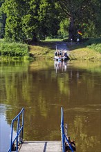 Weser riverbank, passenger ferry, cyclist, jetty, Weser cycle path in Heinsen, Oberweser,