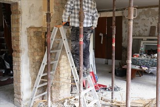 Renovation of old buildings, gutting, core renovation