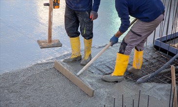 Concreting a floor slab with ready-mixed concrete