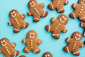 Top view of gingerbread cookies on blue background. KI generiert, generiert AI generated