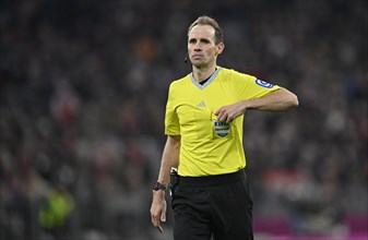 Referee Sascha Stegemann reaches into his breast pocket, shows yellow card, yellow, warning,