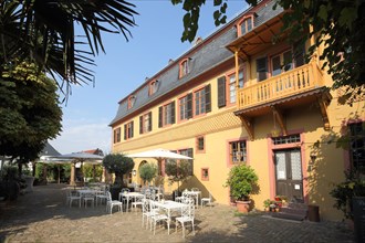 Inner courtyard with seating at the historic Brentanohaus, Winkel, Oestrich-Winkel, Rheingau,