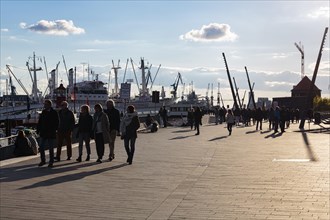 Jan Fedder Promenade, pedestrians on the waterfront promenade at the harbour, Elbe riverbank,