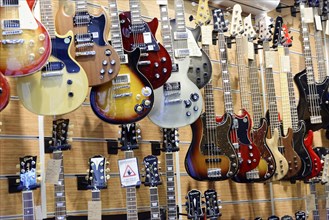 Guitar sales, Istiklal Caddesi shopping street, Beyoglu, Istanbul, European part, Istanbul