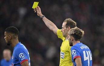 Referee Sascha Stegemann shows yellow card, yellow card, caution, Kevin Kampl (44) RasenBallsport