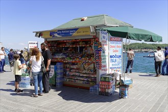 Kiosk, street stall, Eminoenue, Istanbul, European part, Turkey, Asia