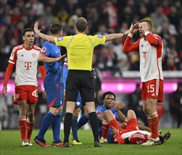 Controversial decision by referee Sascha Stegemann after tackle, action Lois Openda RasenBallsport