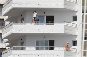 Workers renovate a hotel complex on the beach in Torremolinos, Costa del So, 13.02.2019.l