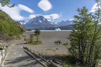 Descent to Lago Grey, Torres del Paine National Park, Parque Nacional Torres del Paine, Cordillera