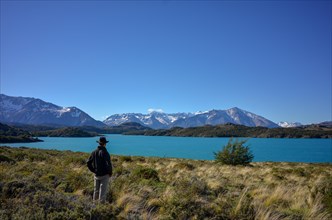 Hiker on the Circuito Azara looks out over the turquoise waters of Lake Belgrano, Perito Moreno