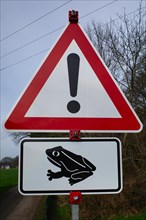 Signpost for toad migration, Lower Rhine, North Rhine-Westphalia, Germany, Europe