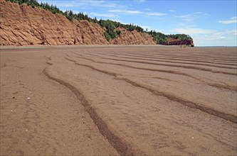 Sandy beach beach at low tide, cliffs, red sandstone, Five Islands Provincial Park, Fundy Bay, Nova