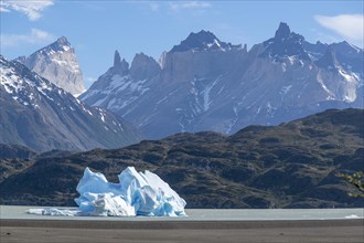 Iceberg and mountain scenery, Lago Grey, Torres del Paine National Park, Parque Nacional Torres del