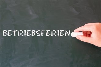 The word BETRIEBSFERIEN is written on a school blackboard (symbolic image)