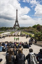 Eiffel Tower and tourists, Tour Eiffel, Paris, Ile de France, France, Europe