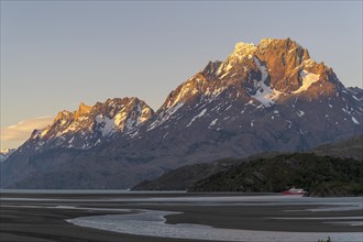 Sunset at Lago Grey, Torres del Paine National Park, Parque Nacional Torres del Paine, Cordillera