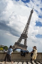 Eiffel Tower and tourists, Tour Eiffel, Paris, Ile de France, France, Europe