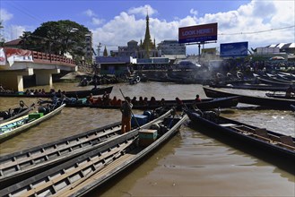 People in boats on a busy stretch of river, Pindaya, Inle Lake, Myanmar, Asia