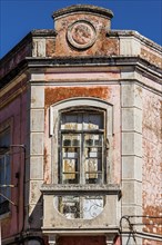Dilapidated house facade, old, old building, withered, renovation, conservation, preservation,