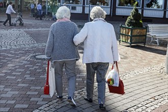 Two pensioners walk arm in arm in Bad Harzburg, 06.10.2018