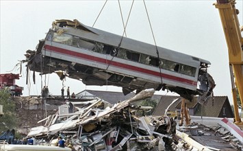 A crane lifts a destroyed ICE train carriage in Eschede on 6 June 1998. 102 people died in the