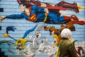 Painted house wall with comic figures, Speedy Conzales, Bugs Bunny, Superman, graffiti, Porte de