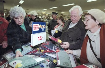 Customers at the winter sales at C&A in Leipzig on 27 January 1997