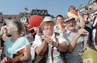 CDU supporters greet Helmut Kohl in front of his election campaign appearance on 14 August 1998 on