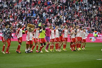Final cheer, FC Bayern Munich FCB players thank the fans, mascot Berni FC Bayern Muenchen FCB (12),