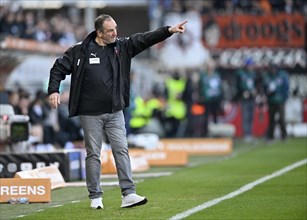Coach Frank Schmidt 1. FC Heidenheim 1846 FCH on the sidelines, gesture, gesture, Voith-Arena,