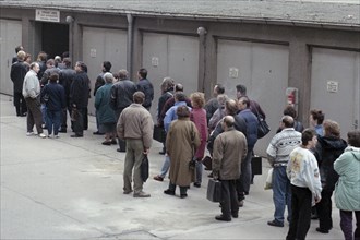 Unemployed people in a queue at the Leipzig job centre, 06/02/1997