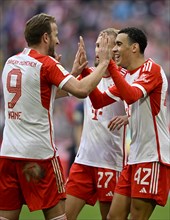 Goal celebration Jamal Musiala FC Bayern Muenchen FCB (42) Gesture, gesture, Harry Kane FC Bayern