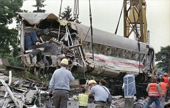 A crane lifts a destroyed ICE train carriage in Eschede on 6 June 1998. 102 people died in the